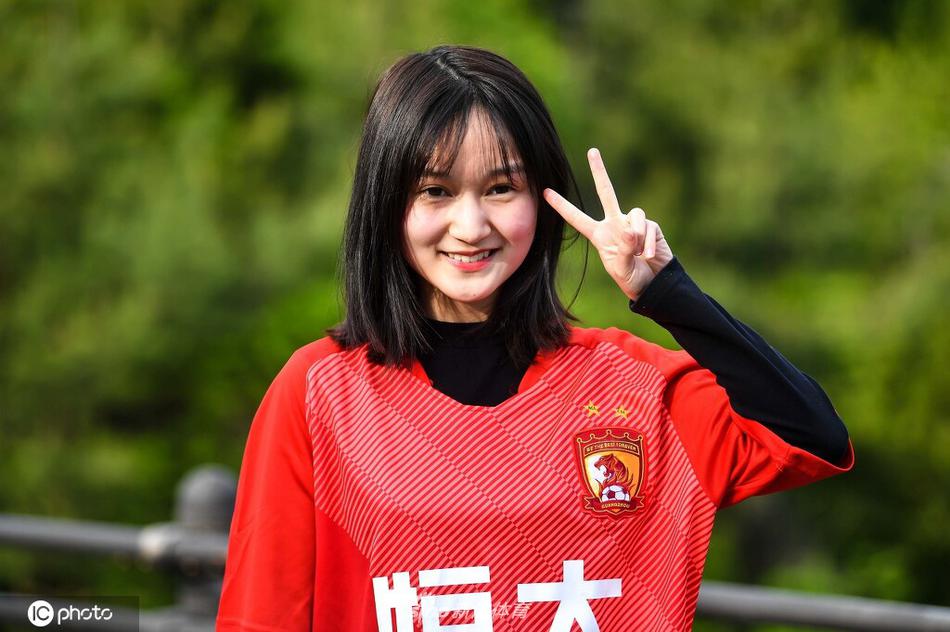 你笑起来真好看 世界微笑日欣赏中超美女球迷治愈笑容