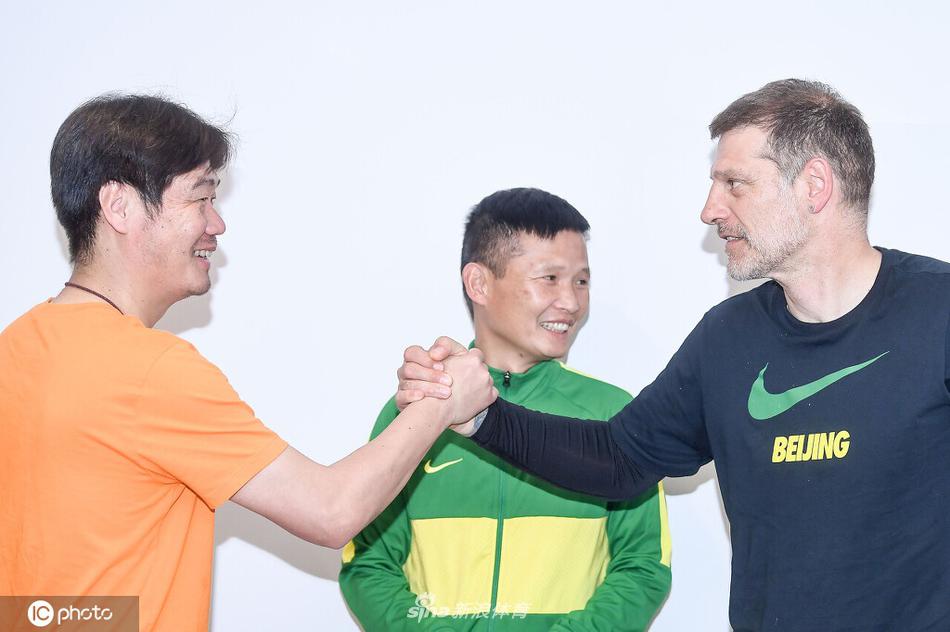 比利奇、李霄鹏新闻发布会上寒暄