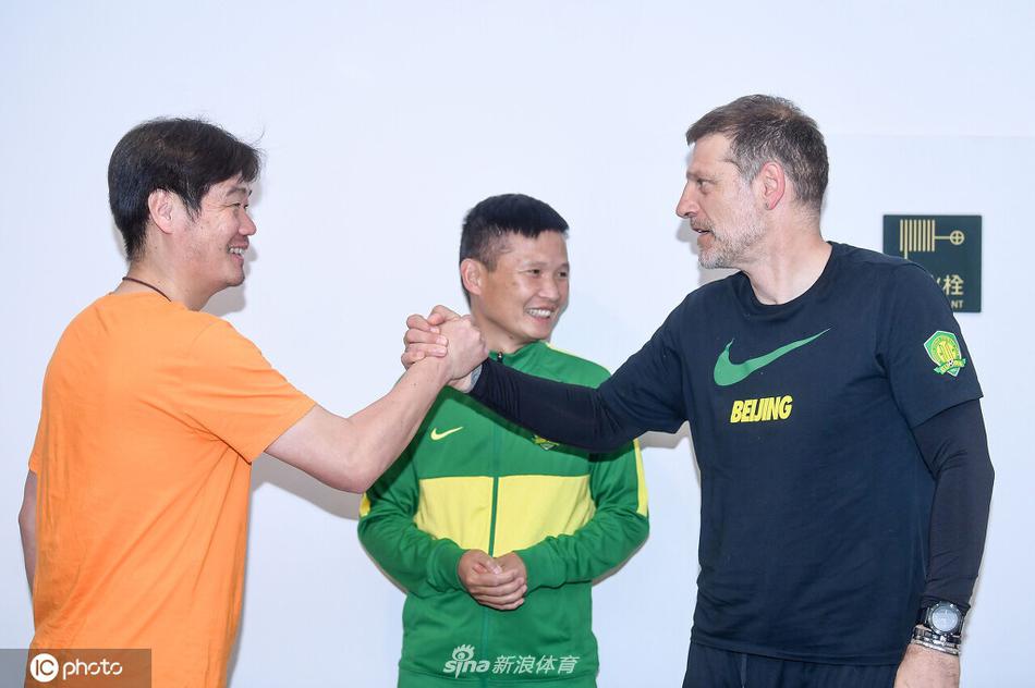 比利奇、李霄鹏新闻发布会上寒暄