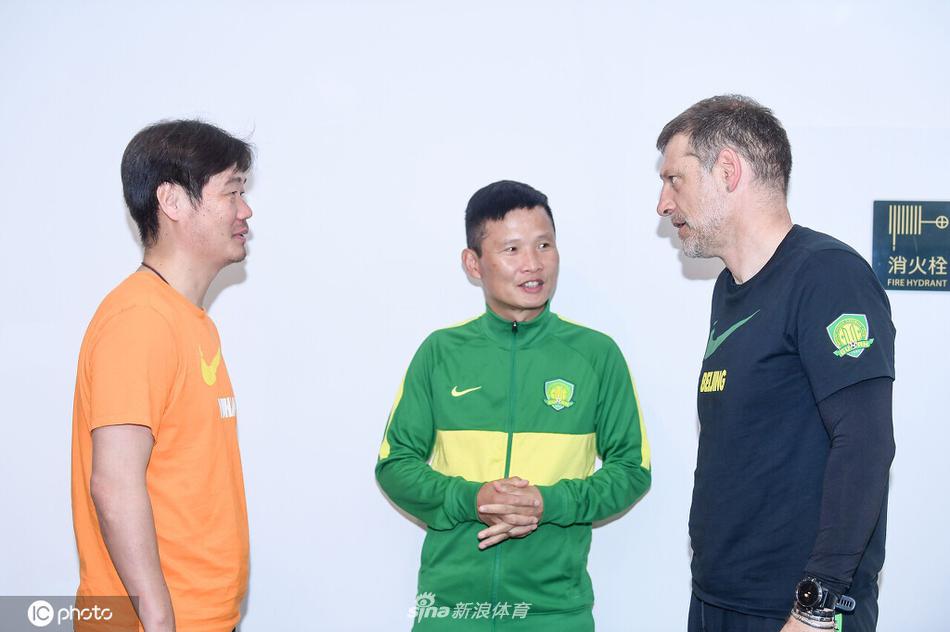 比利奇、李霄鹏新闻发布会上寒暄