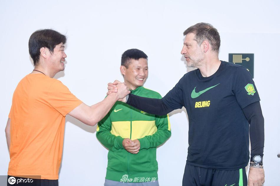 比利奇、李霄鹏新闻发布会上寒暄