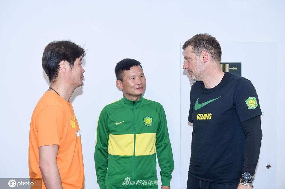 比利奇、李霄鹏新闻发布会上寒暄