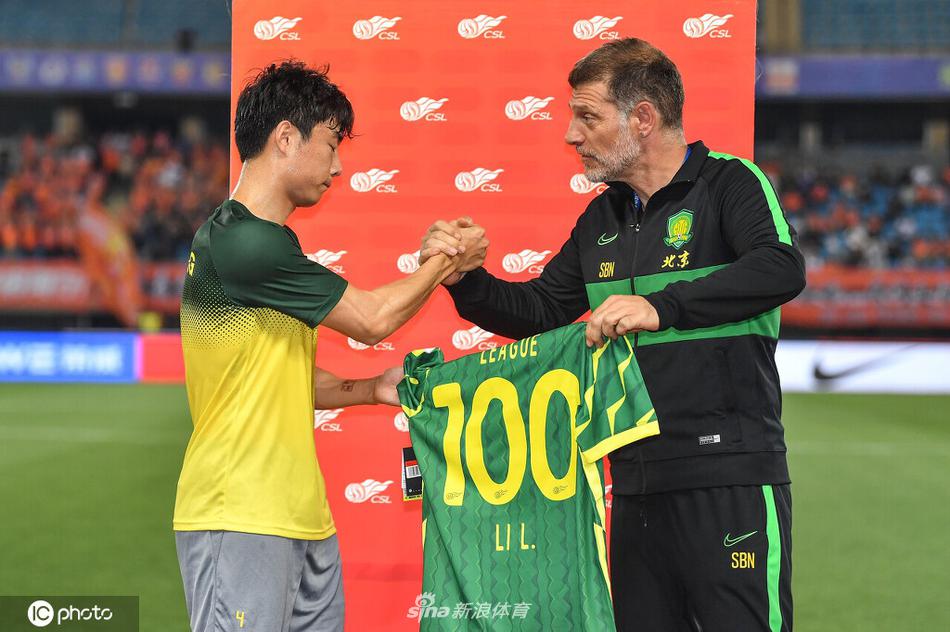 李磊迎中超联赛出场百场里程碑 从比利奇手中接过纪念球衣