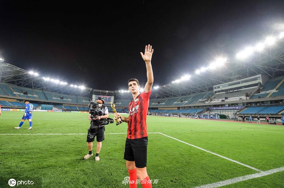 百场里程碑之战梅开二度 奥斯卡赛后收获“小金人”纪念品