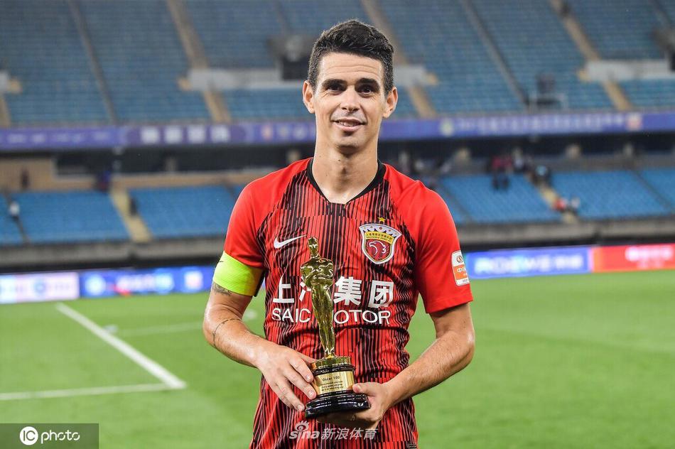 百场里程碑之战梅开二度 奥斯卡赛后收获“小金人”纪念品