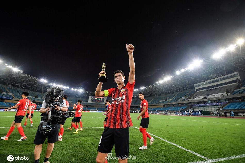 百场里程碑之战梅开二度 奥斯卡赛后收获“小金人”纪念品