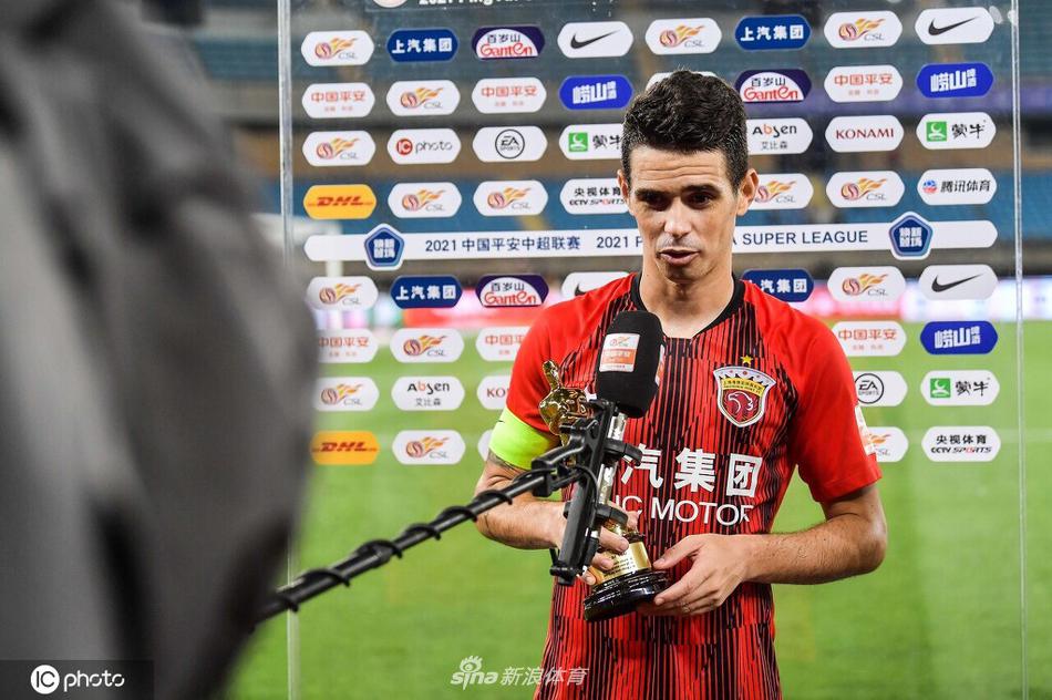 百场里程碑之战梅开二度 奥斯卡赛后收获“小金人”纪念品