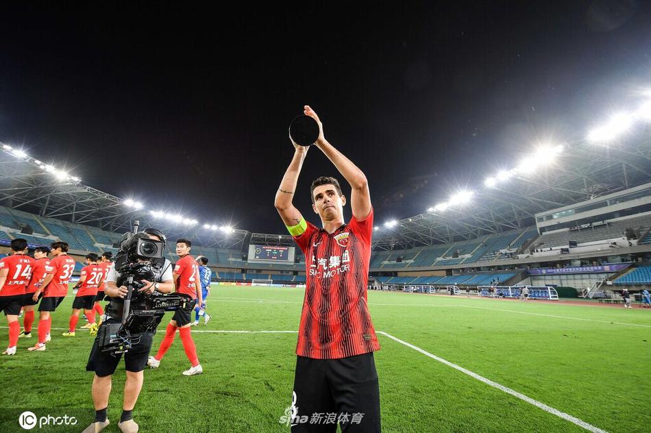 百场里程碑之战梅开二度 奥斯卡赛后收获“小金人”纪念品