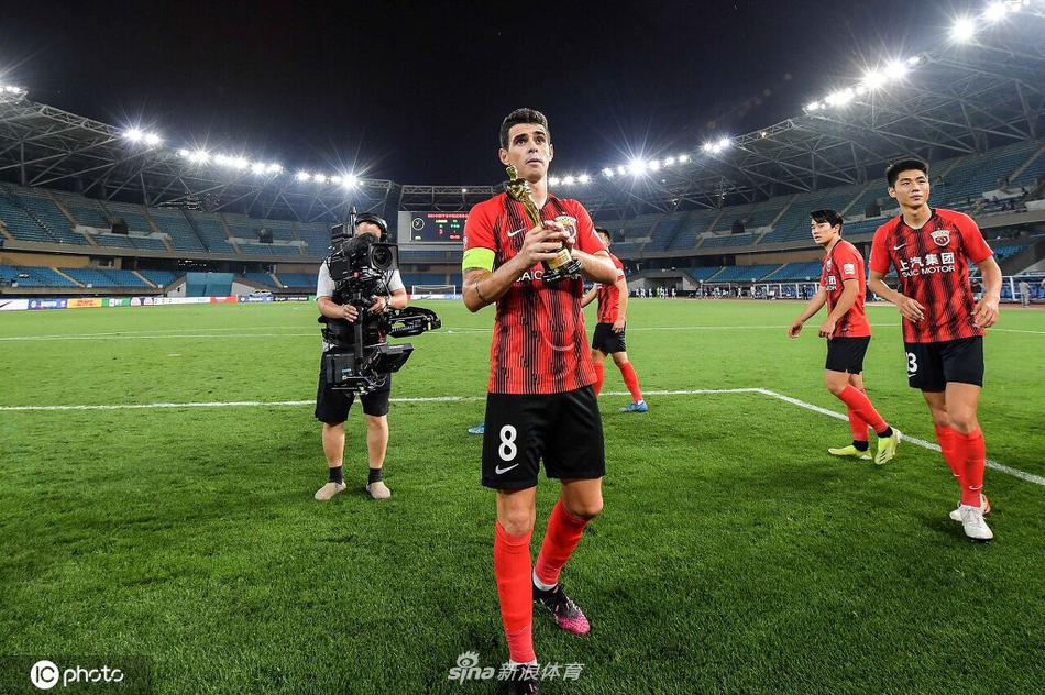 百场里程碑之战梅开二度 奥斯卡赛后收获“小金人”纪念品