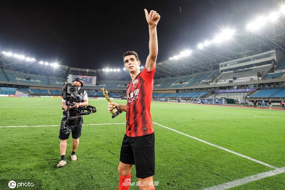 百场里程碑之战梅开二度 奥斯卡赛后收获“小金人”纪念品