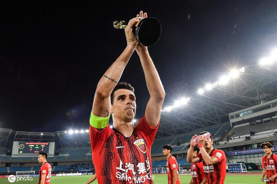 百场里程碑之战梅开二度 奥斯卡赛后收获“小金人”纪念品