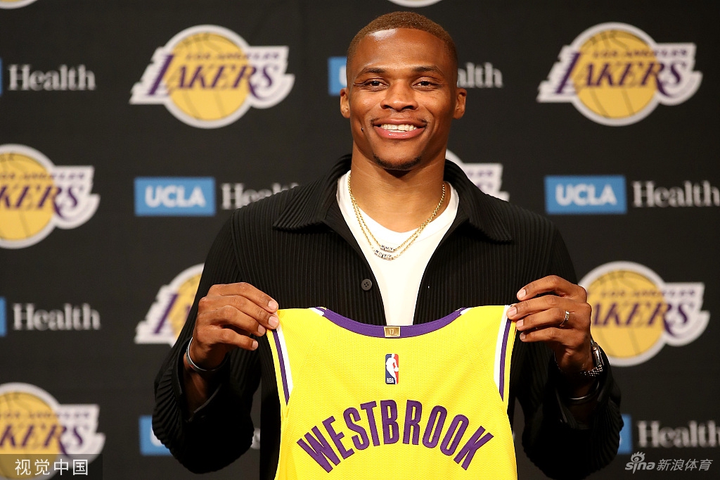 威少正式亮相湖人 紫金军团新援就位
