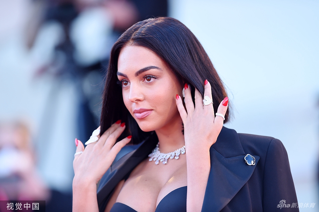 C罗女友乔治娜亮相电影节 黑西装难掩傲人身材