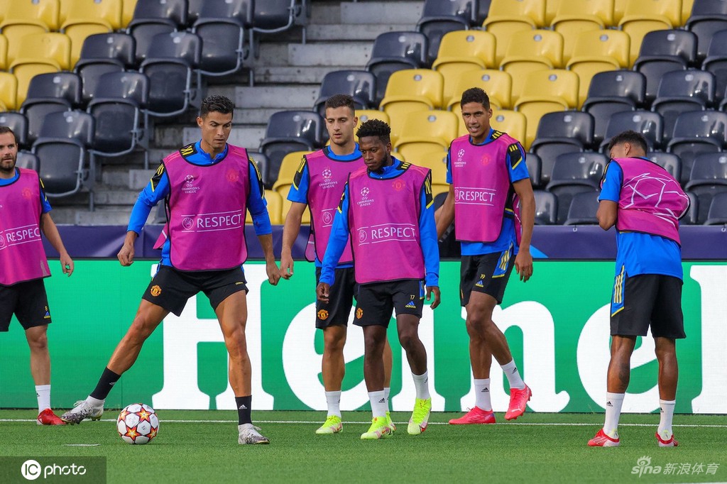 曼联备战训练欧冠小组赛 C罗桑乔吸引眼球