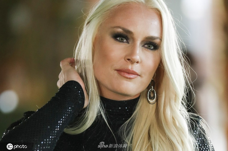 冰雪女神林赛-沃恩身穿黑色礼服亮相