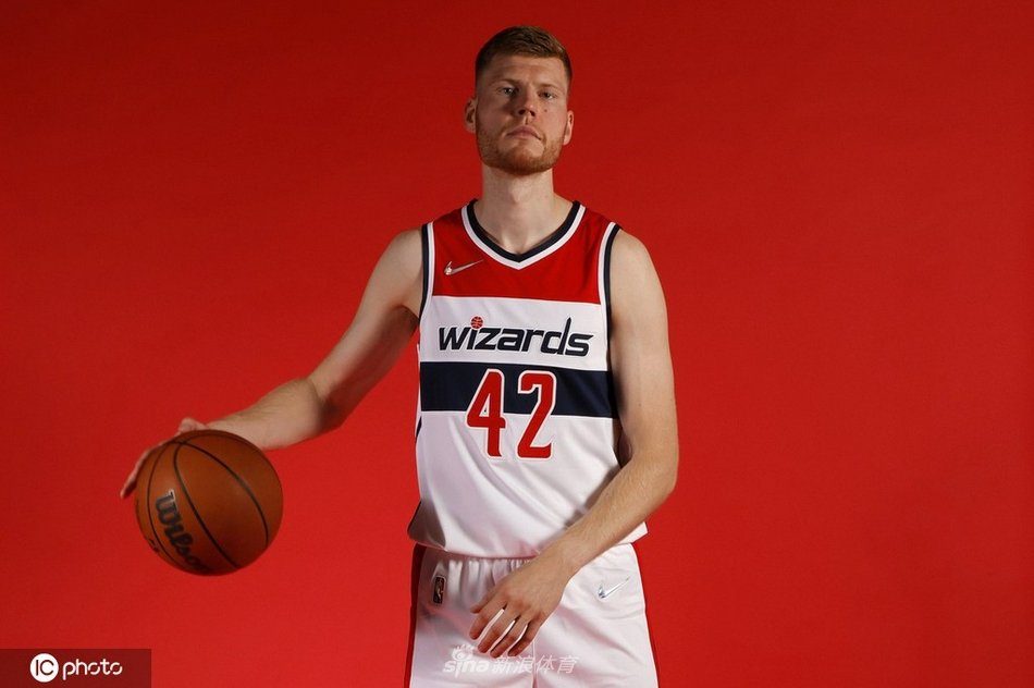 比尔引领奇才媒体日拍摄写真