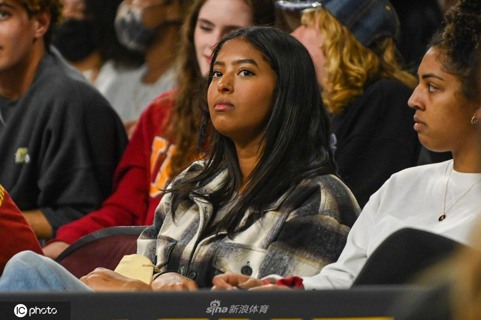 科比大女儿娜塔莉亚现身观战NCAA 看台笑容灿烂魅力四射