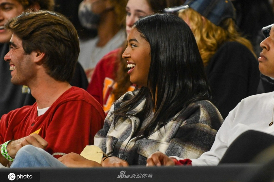 科比大女儿娜塔莉亚现身观战NCAA 看台笑容灿烂魅力四射