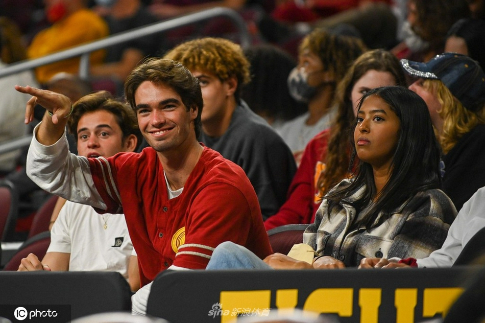 科比大女儿娜塔莉亚现身观战NCAA 看台笑容灿烂魅力四射