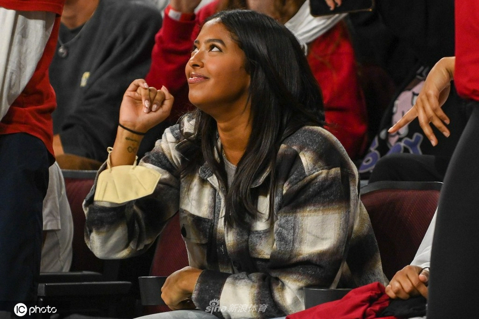 科比大女儿娜塔莉亚现身观战NCAA 看台笑容灿烂魅力四射