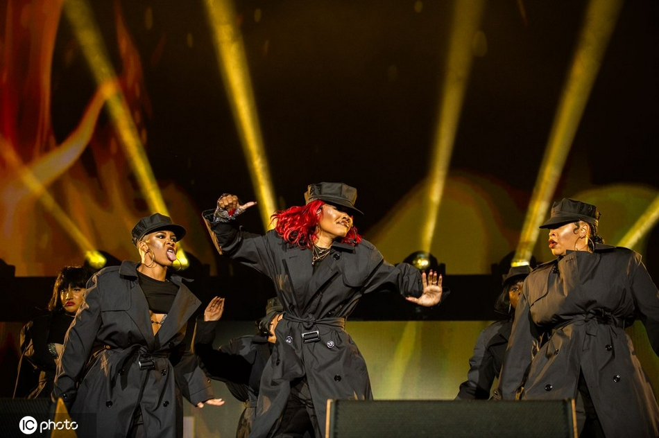 香波特爱妻泰雅娜-泰勒亮相音乐节 嗨歌劲舞热闹非凡