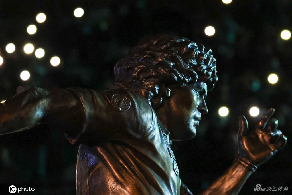 那不勒斯主场正式揭幕马拉多纳雕塑