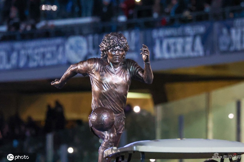 那不勒斯主场正式揭幕马拉多纳雕塑