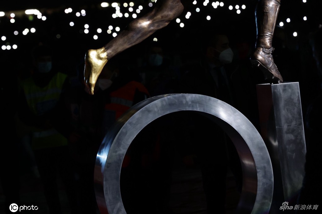 那不勒斯主场正式揭幕马拉多纳雕塑