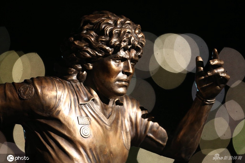 那不勒斯主场正式揭幕马拉多纳雕塑