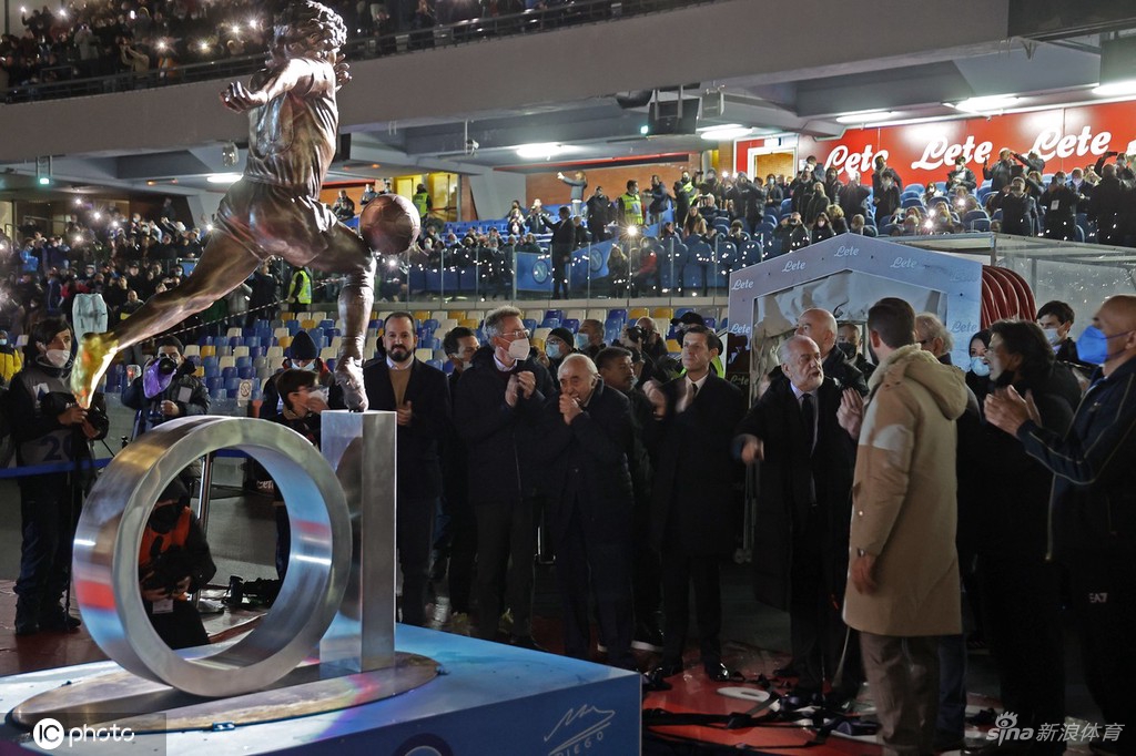 那不勒斯主场正式揭幕马拉多纳雕塑