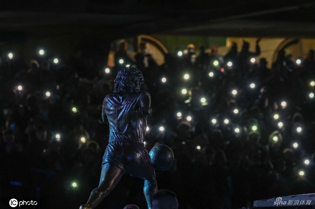 那不勒斯主场正式揭幕马拉多纳雕塑