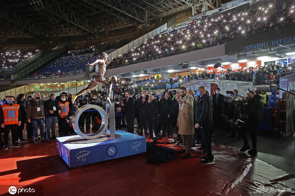 那不勒斯主场正式揭幕马拉多纳雕塑
