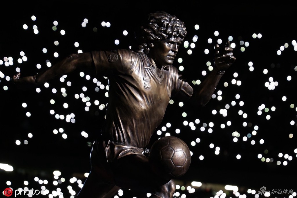 那不勒斯主场正式揭幕马拉多纳雕塑