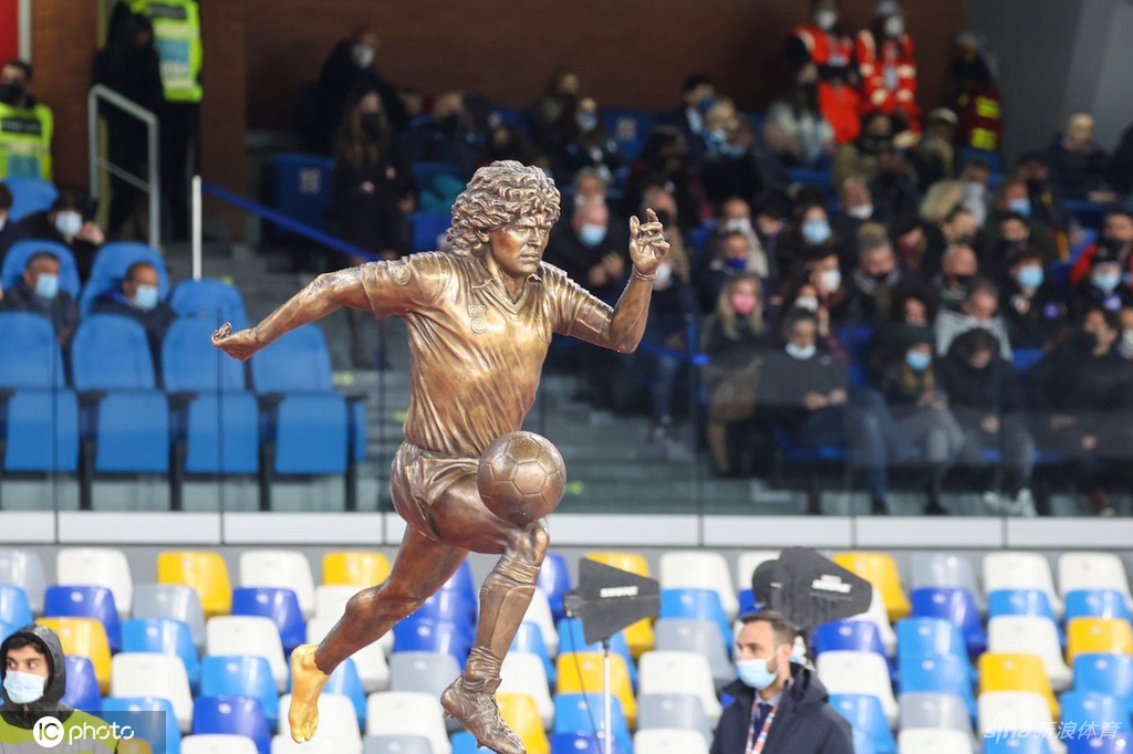 那不勒斯主场正式揭幕马拉多纳雕塑