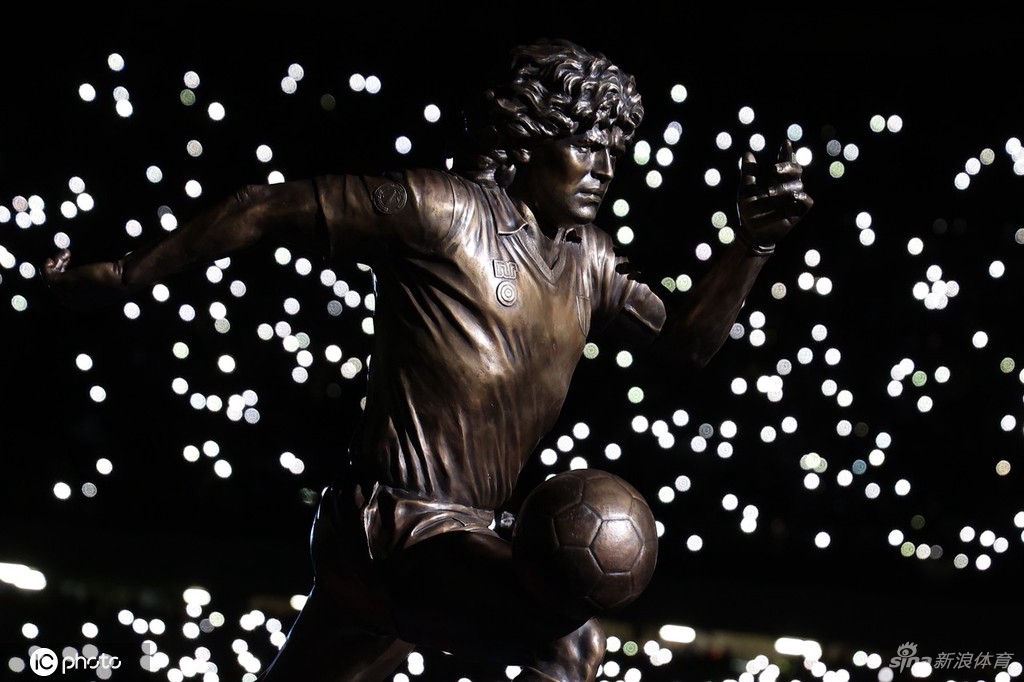 那不勒斯主场正式揭幕马拉多纳雕塑