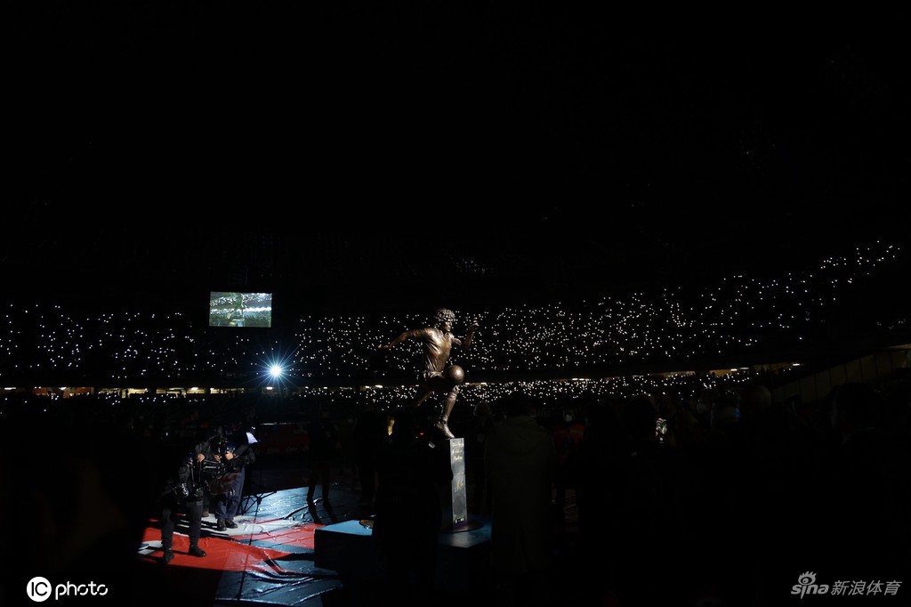 那不勒斯主场正式揭幕马拉多纳雕塑