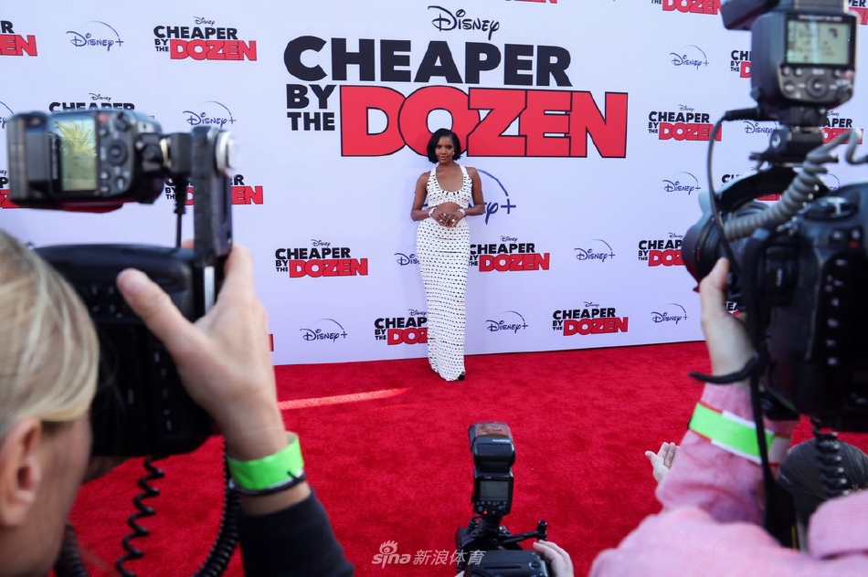 韦德携妻儿亮相红毯