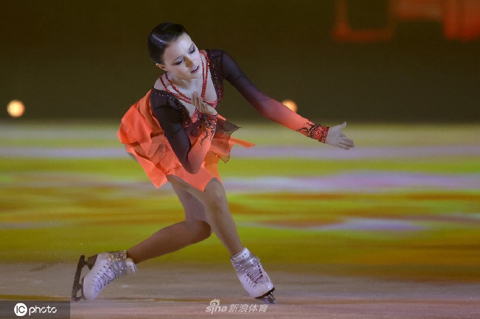 K宝千金现身“爱上花滑”冰上演出