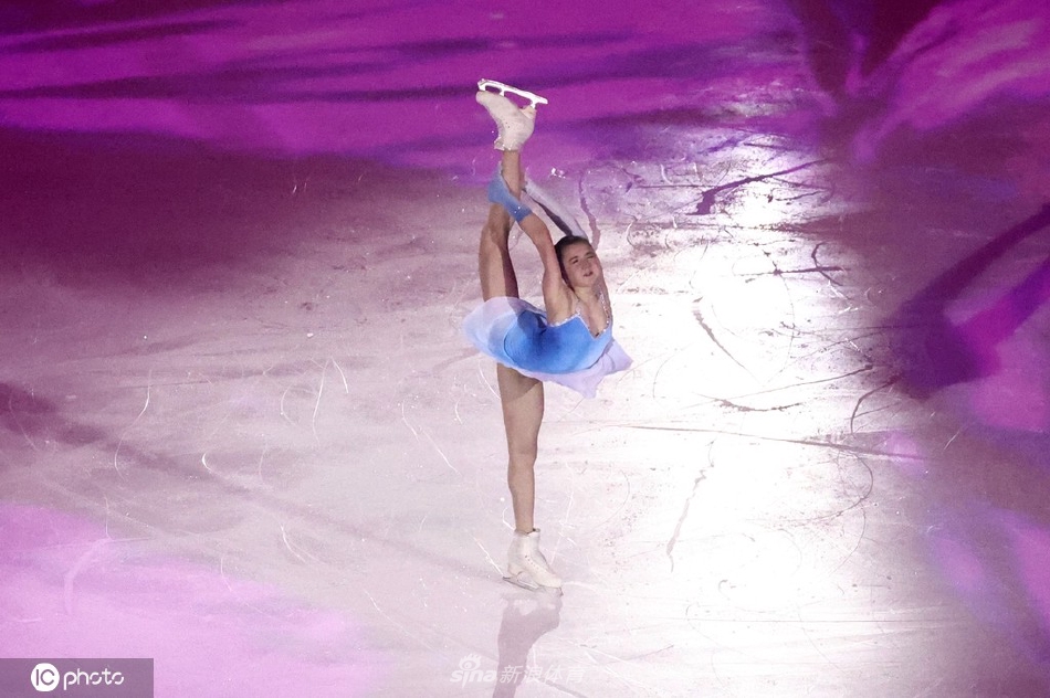 K宝千金现身“爱上花滑”冰上演出