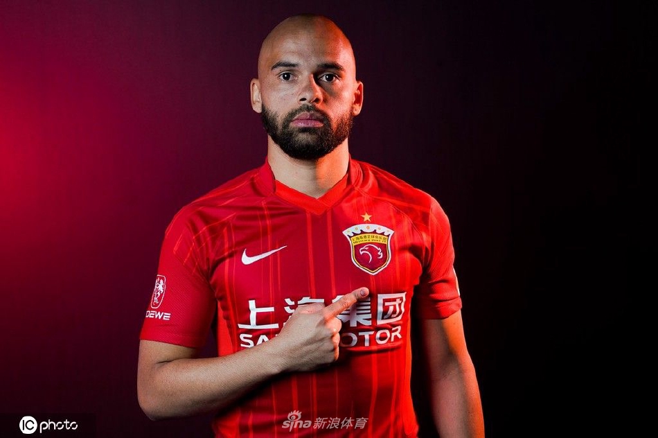 上海海港球队色主题创意写真 面对新赛季主帅莱科信心十足