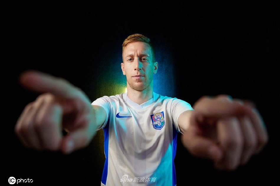 天津津门虎球队色主题创意写真 拉多尼奇演绎中国功夫