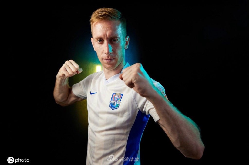 天津津门虎球队色主题创意写真 拉多尼奇演绎中国功夫