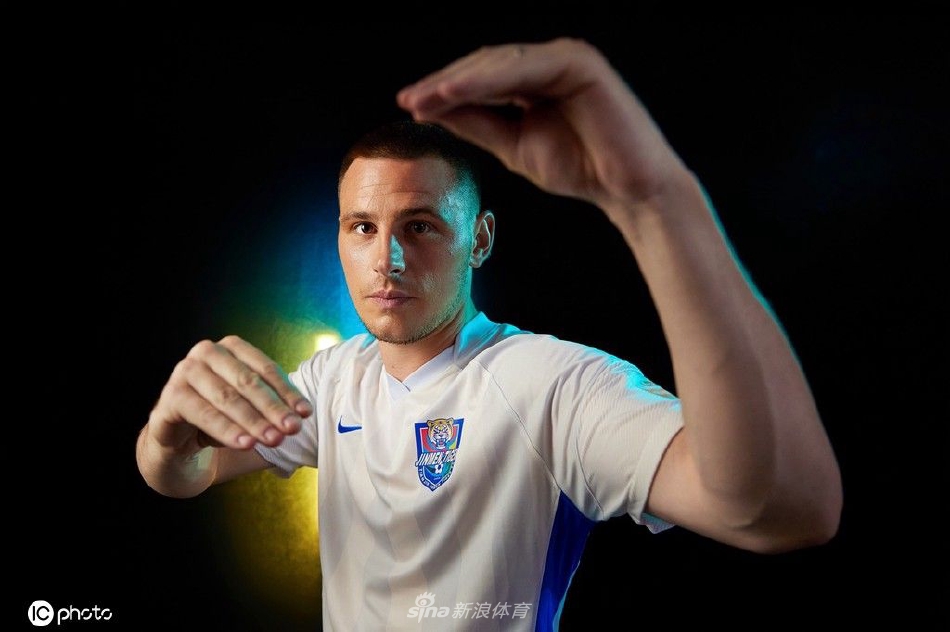 天津津门虎球队色主题创意写真 拉多尼奇演绎中国功夫