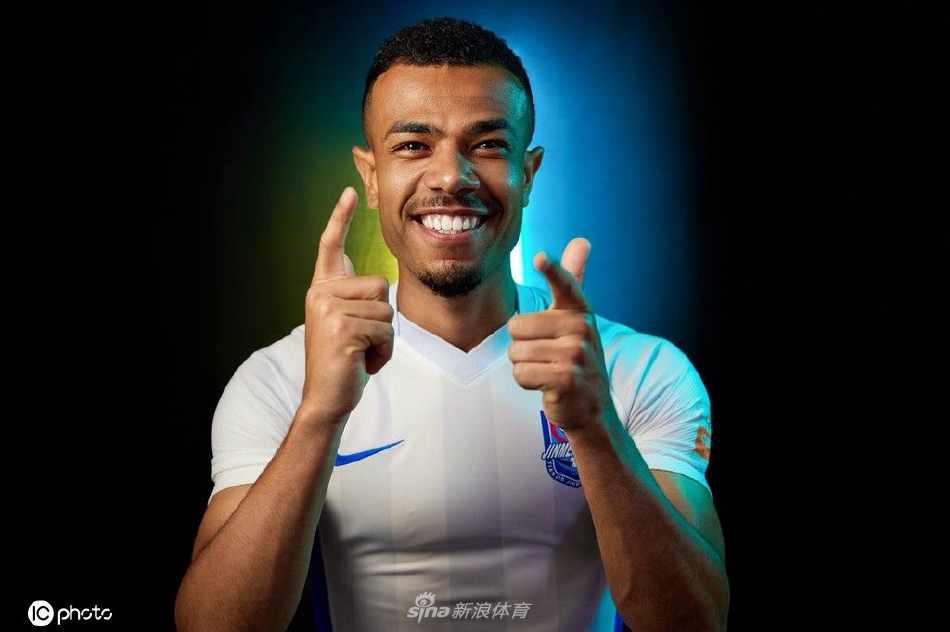 天津津门虎球队色主题创意写真 拉多尼奇演绎中国功夫