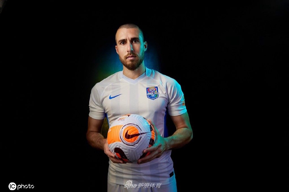 天津津门虎球队色主题创意写真 拉多尼奇演绎中国功夫