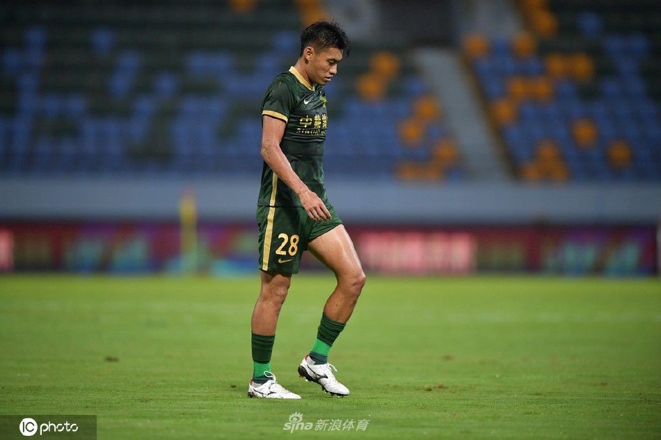 张呈栋回归北京国安首秀被红牌罚下