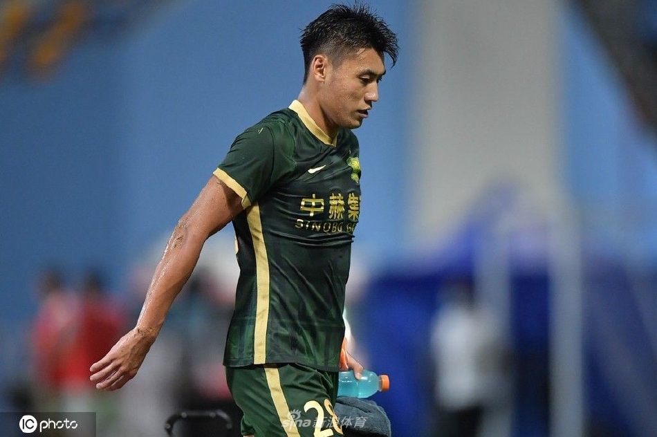 张呈栋回归北京国安首秀被红牌罚下