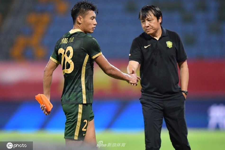 张呈栋回归北京国安首秀被红牌罚下