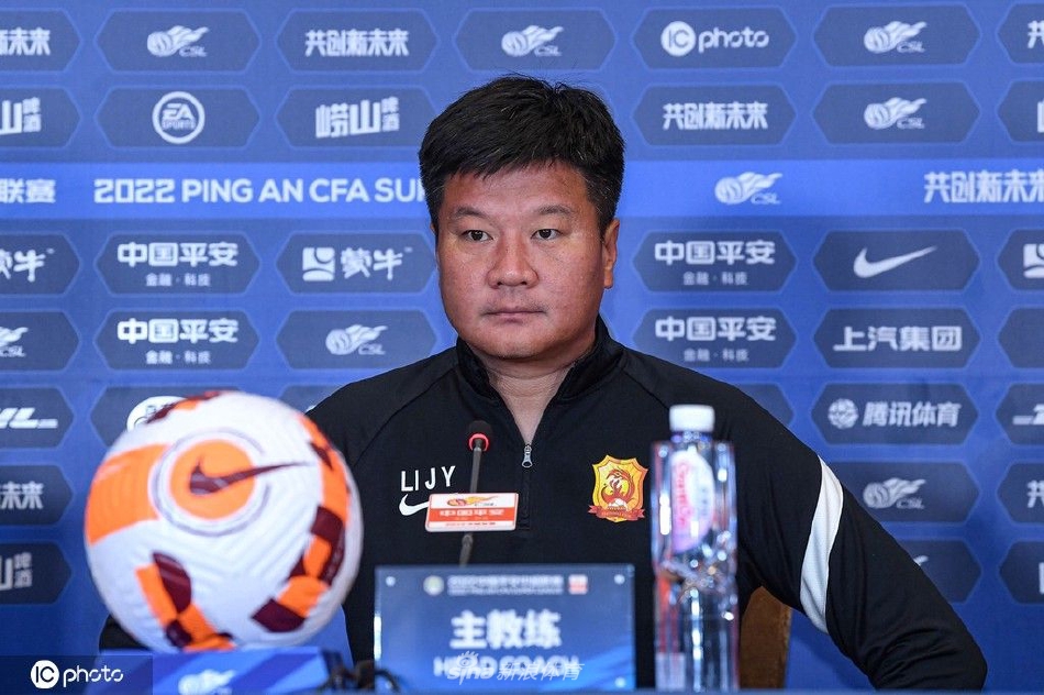 武汉长江赛前新闻发布会 主教练李金羽携队员胡家笠出席