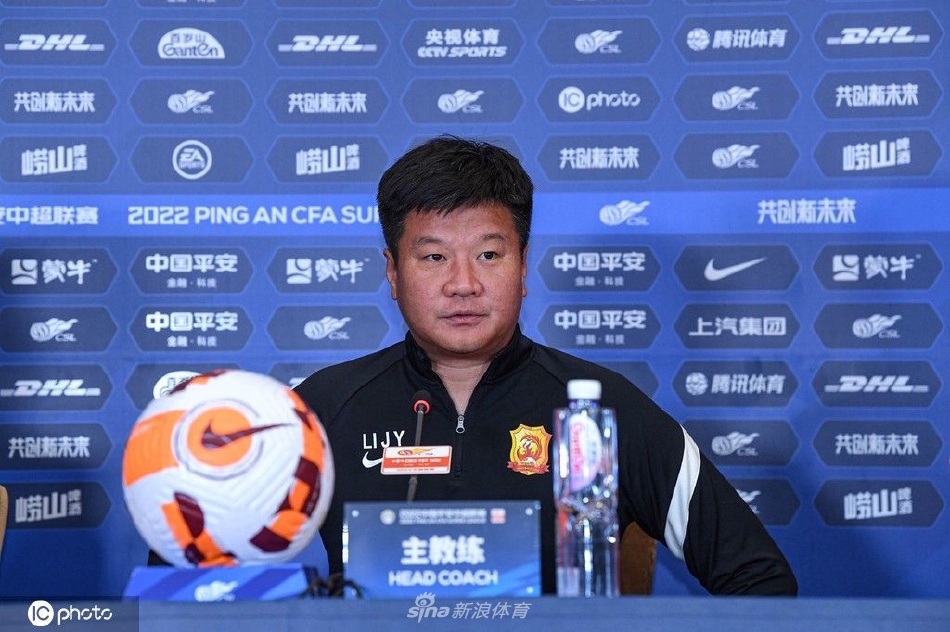 武汉长江赛前新闻发布会 主教练李金羽携队员胡家笠出席